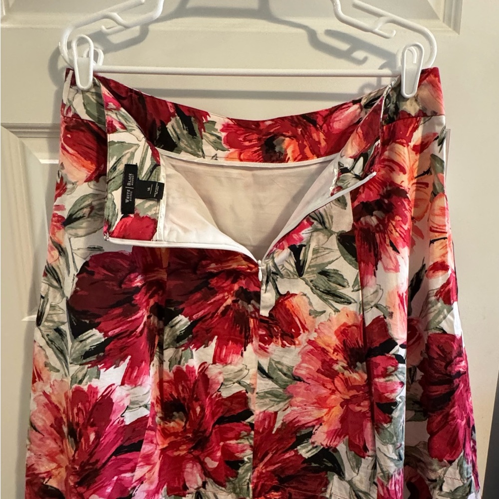 White House Black Market Red and White Floral A-Line Skirt - Picture 3 of 5